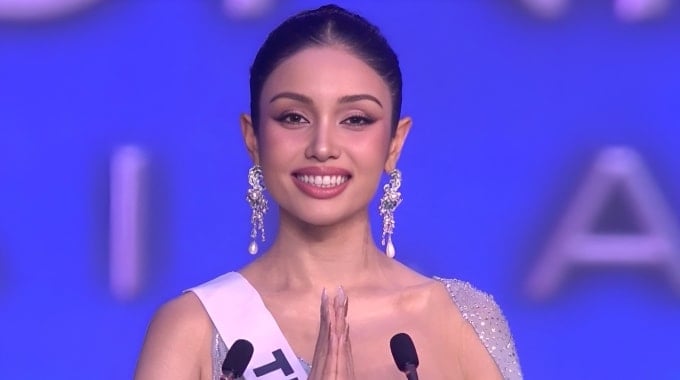 Thailändische Schönheit in der Verhaltensrunde.