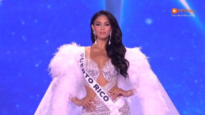 Puerto Rico sieht in silbernen Kleidern und Federumhängen wunderschön aus.