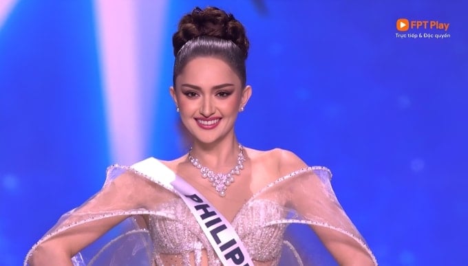 Miss Philippinen glänzt auf der Bühne.