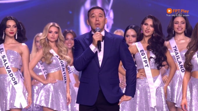 Die Show wird vom amerikanischen Komiker Steve Byrne moderiert.