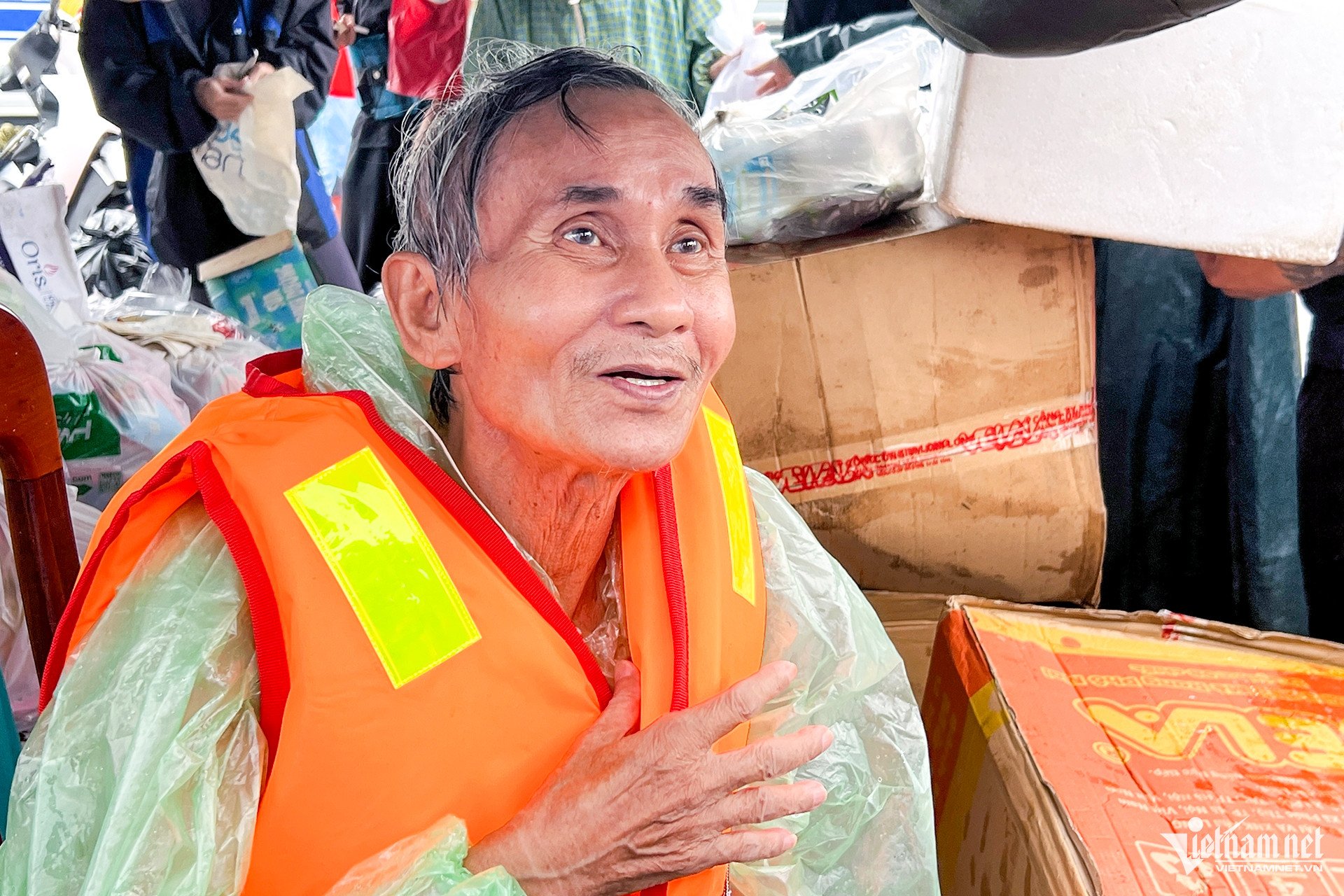 Người dân Nha Trang ám ảnh lũ lịch sử, phải ôm áo phao trên nóc nhà chờ được cứu