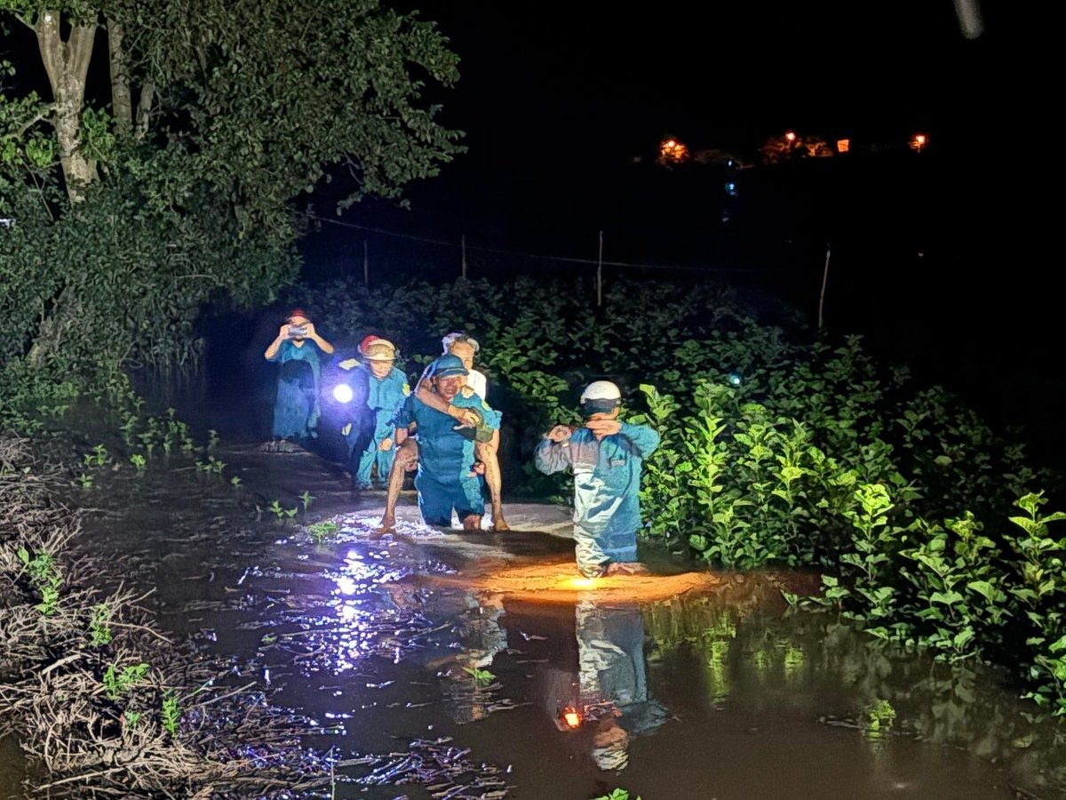 Lực lượng chức năng di dời khẩn cấp 1.500 hộ dân với 7.500 nhân khẩu ngay rạng sáng ngày 21/11 tại xã Cát Tiên. Ảnh: HS.