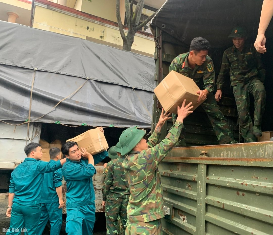 Lực lượng quân đội hỗ trợ bốc dỡ hàng hóa do PV GAS ủng hộ bà con vùng lũ