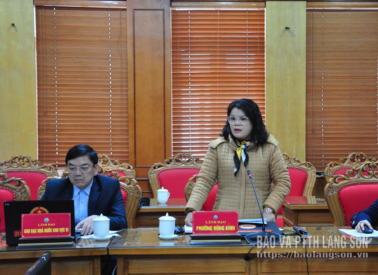 ການ​ນຳ​ຄະ​ນະ​ກຳ​ມະ​ການ​ປະ​ຊາ​ຊົນ​ຕາ​ແສງ ດົງ​ກິ່ງ ໄດ້​ລາຍ​ງານ​ກ່ຽວ​ກັບ​ການ​ປະ​ຕິ​ບັດ​ວຽກ​ງານ​ເກັບ​ກູ້​ສະ​ຖານ​ທີ່​ໂຄງ​ການ.