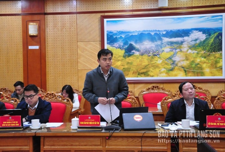 ການນຳສູນພັດທະນາກອງທຶນທີ່ດິນແຂວງ ໄດ້ຕື່ມຂໍ້ມູນໃສ່ ແລະ ຊີ້ແຈງໃນກອງປະຊຸມ.