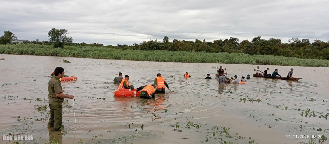Záplavová voda prudce stoupala a zaplavila mnoho polí.