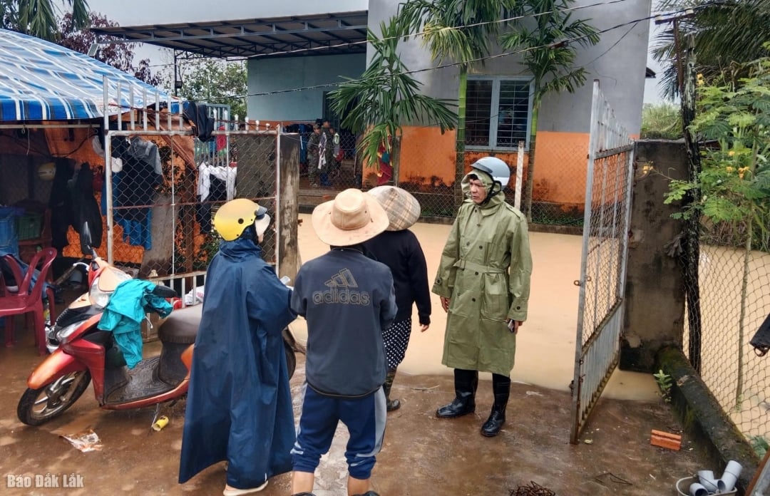 Leder av Ea Na Commune People's Committee Nguyen Minh Dong