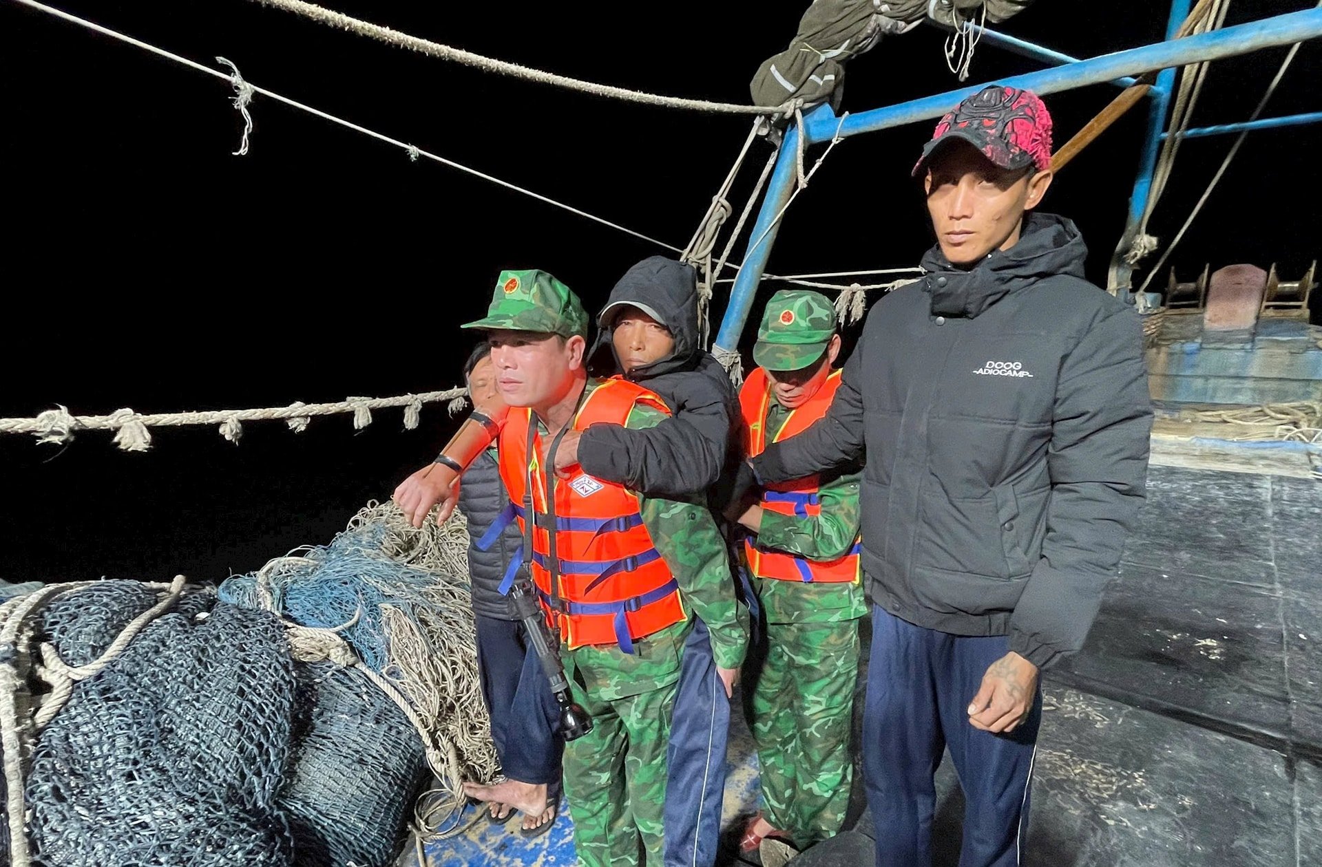 Hỗ trợ kịp thời thuyền viên bị tai nạn trên biển Cát Bà