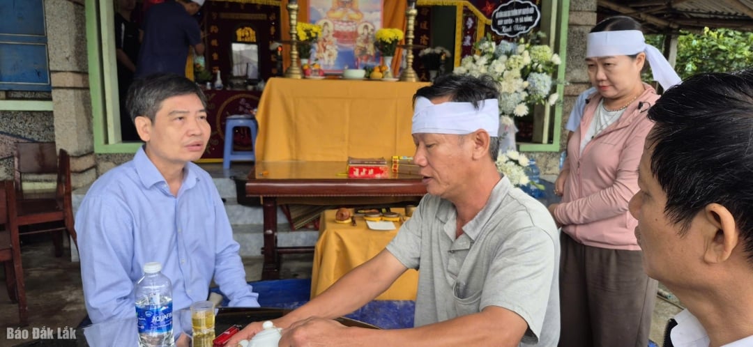 Chủ tịch UBND tỉnh Tạ Anh Tuấn thăm hỏi, động viên gia đình nạn nhân bị mất vì lũ lụt