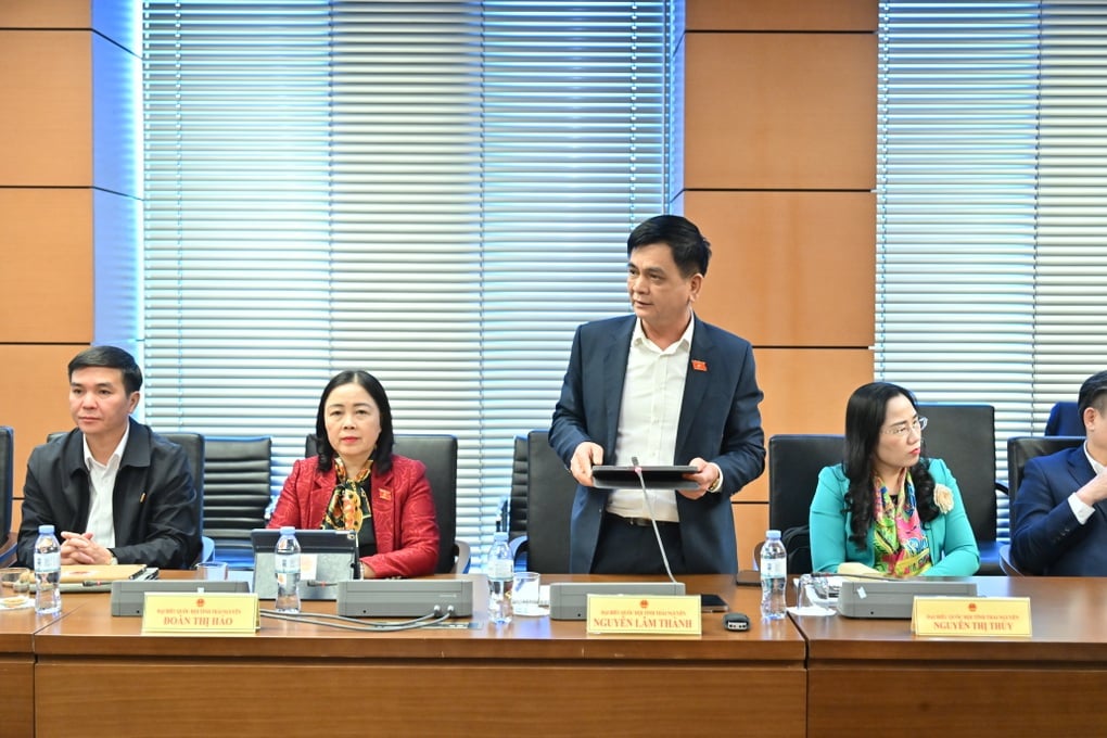 گلوکاروں کو گاتے ہوئے سننا، یہ نہ جانے کہ یہ اصلی ہے یا AI، AI - 2 کے ذریعہ تیار کردہ مصنوعات پر لیبل لگانے کی ضرورت ہے۔