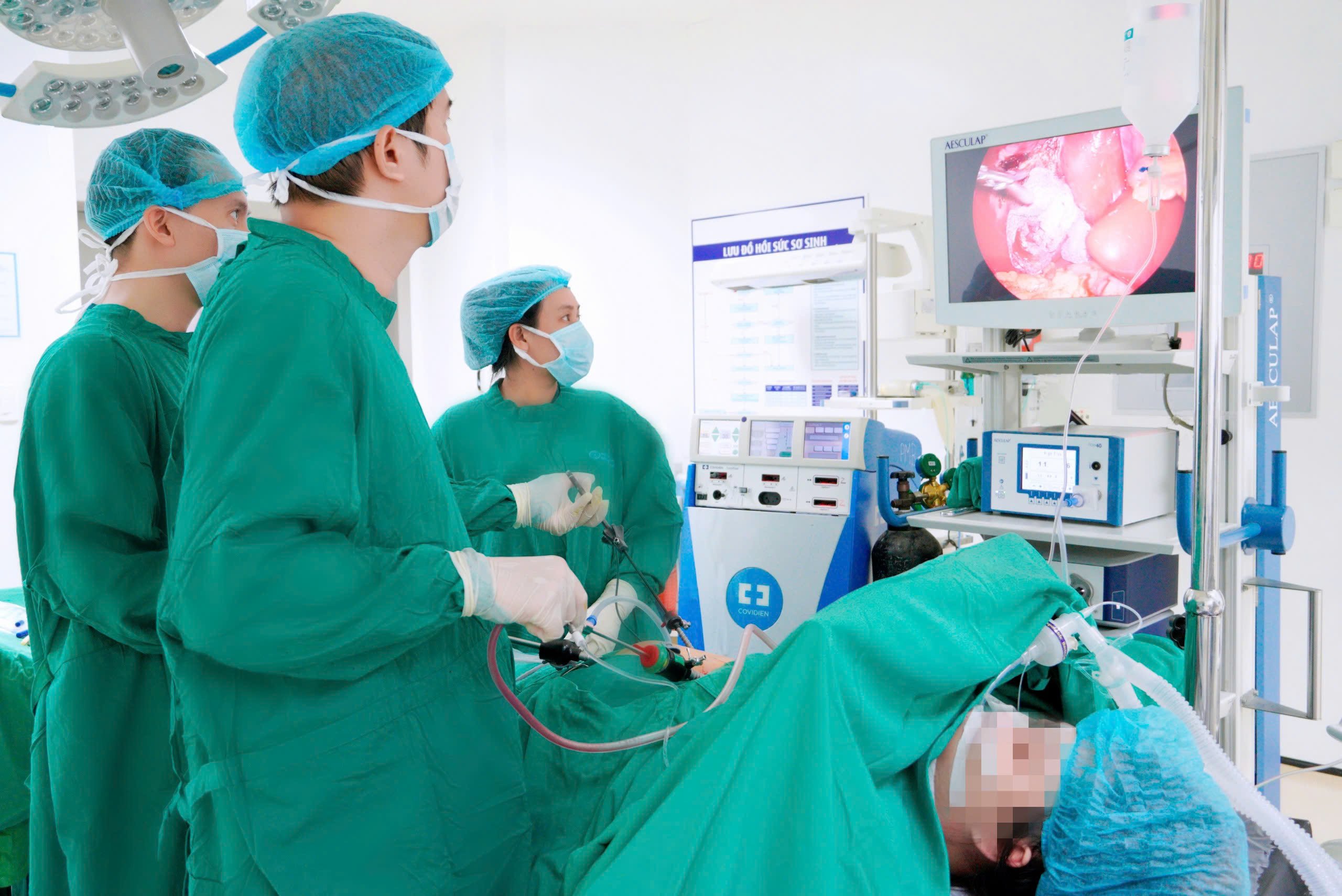 Mổ lấy khối u hạch bạch huyết hiếm gặp cho nữ bệnh nhân 19 tuổi