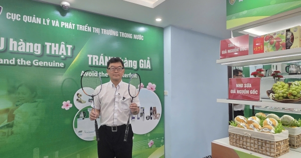 Cán bộ Quản lý thị trường hướng dẫn người dân cách nhận biết hàng giả