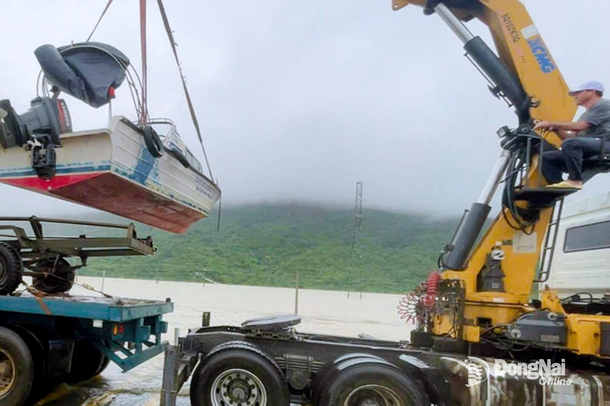 Cảnh sát giao thông Đồng Nai hỗ trợ chống ngập lụt tại tỉnh Đắk Lắk