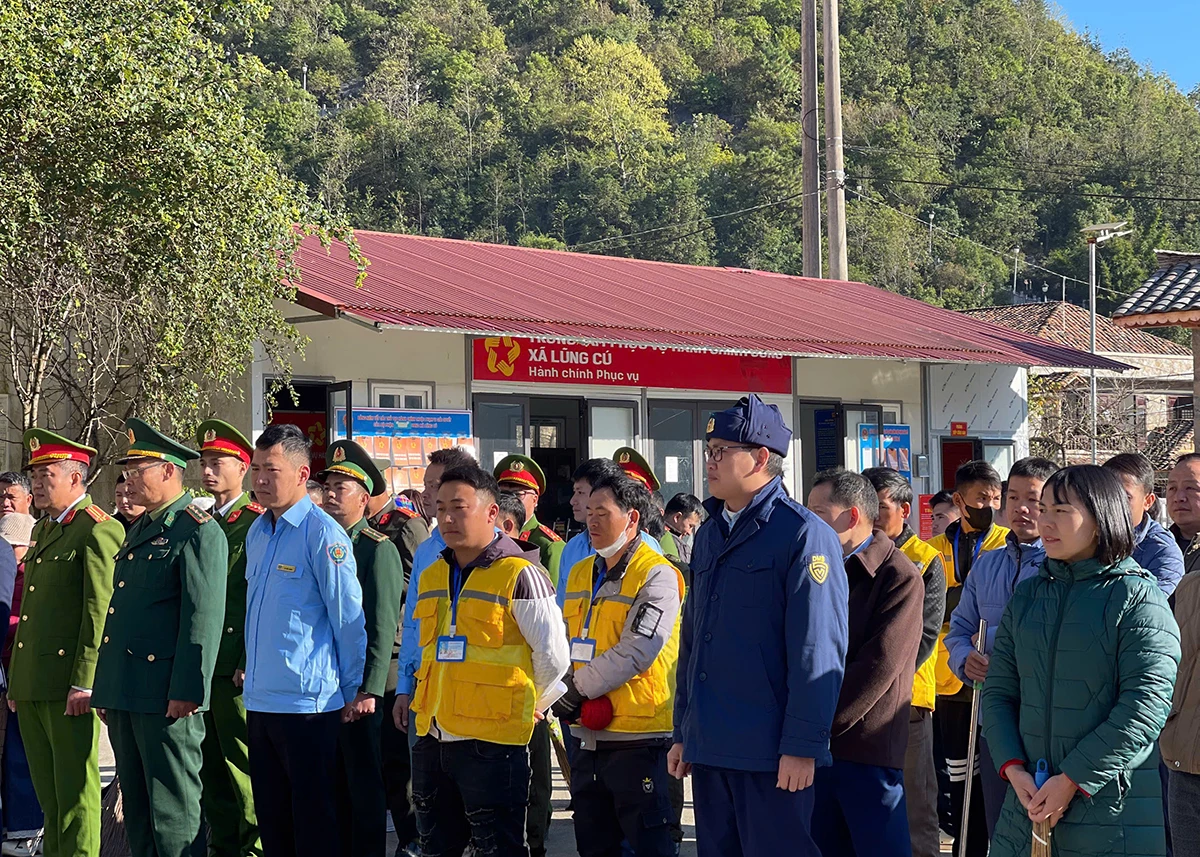 Tạm dừng phương tiện vận chuyển khách lên Cột cờ Quốc gia Lũng Cú để đảm bảo an toàn và tránh ùn tắc
