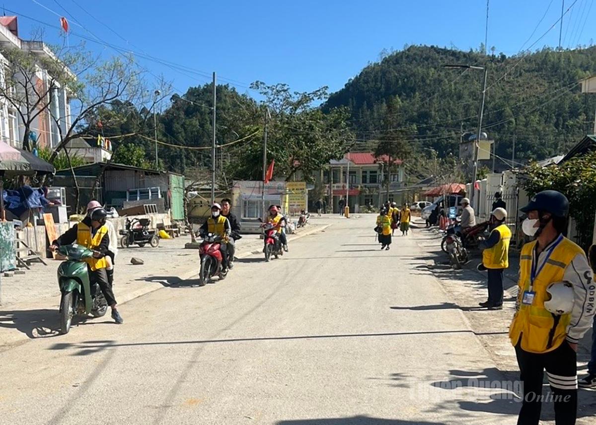 관광객들은 오토바이 택시를 이용해 룽구 국립 깃대까지 이동합니다.