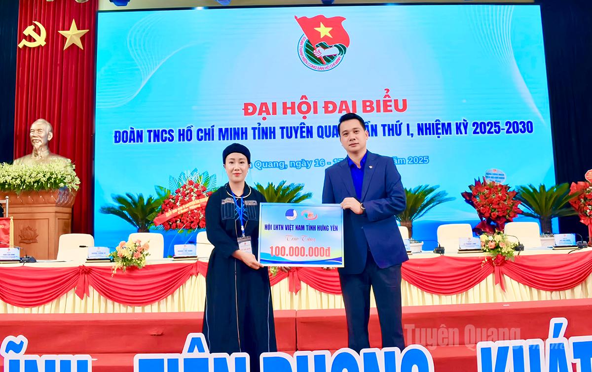 প্রাদেশিক যুব ইউনিয়নের উপ-সচিব, হুং ইয়েন প্রদেশের ভিয়েতনাম যুব ইউনিয়নের চেয়ারম্যান কমরেড ভুওং নু হোয়ান টুয়েন কোয়াং-এর শিশুদের জন্য ওয়ার্ম টেট প্রোগ্রাম বাস্তবায়নের জন্য তহবিল উপস্থাপন করেন।