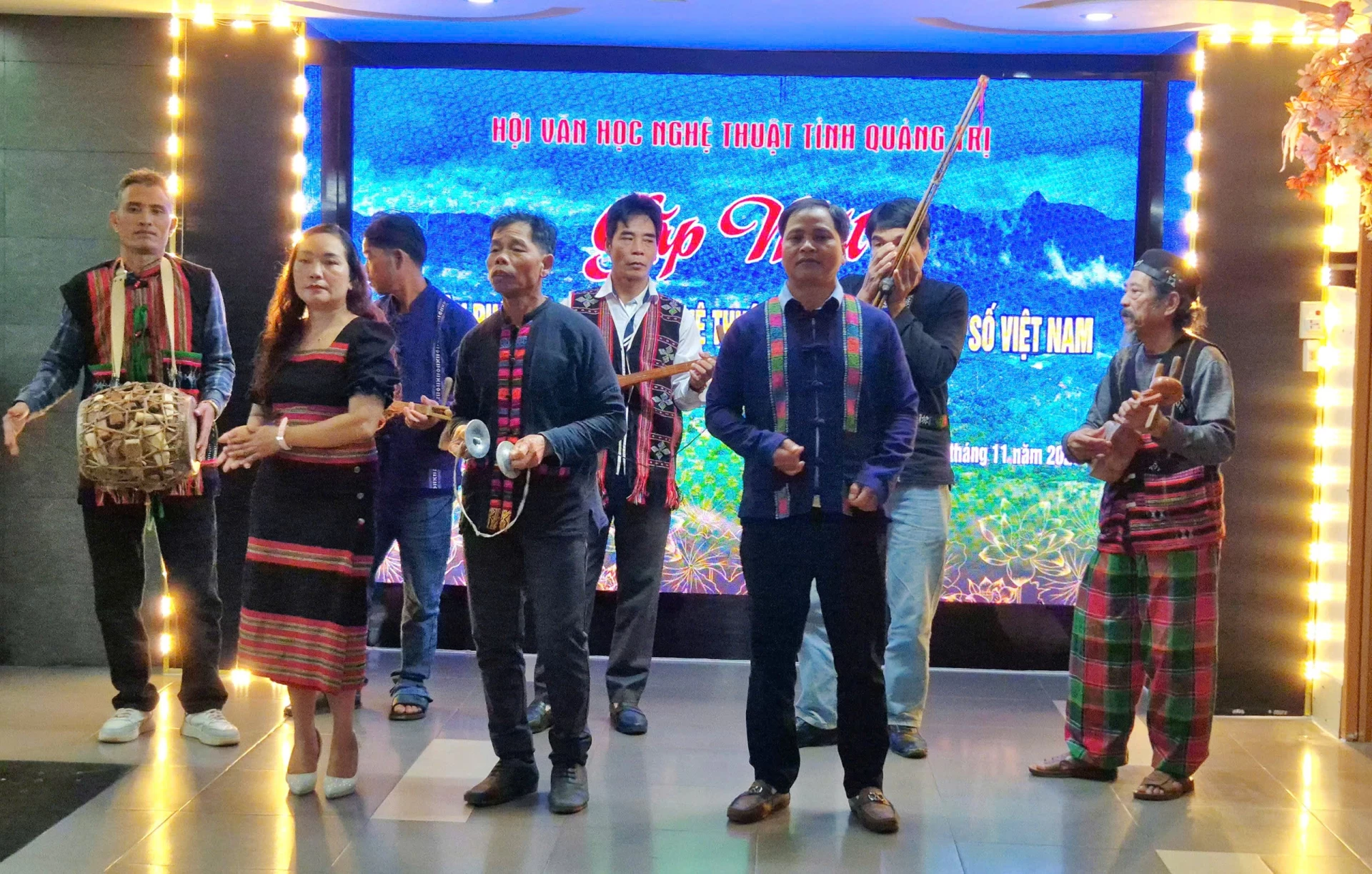 Spectacolul „Cine se întoarce în pădurea verde a orașului meu natal” a fost interpretat de membrii Asociației provinciale de Literatură și Arte ale Minorităților Etnice - Foto: TH