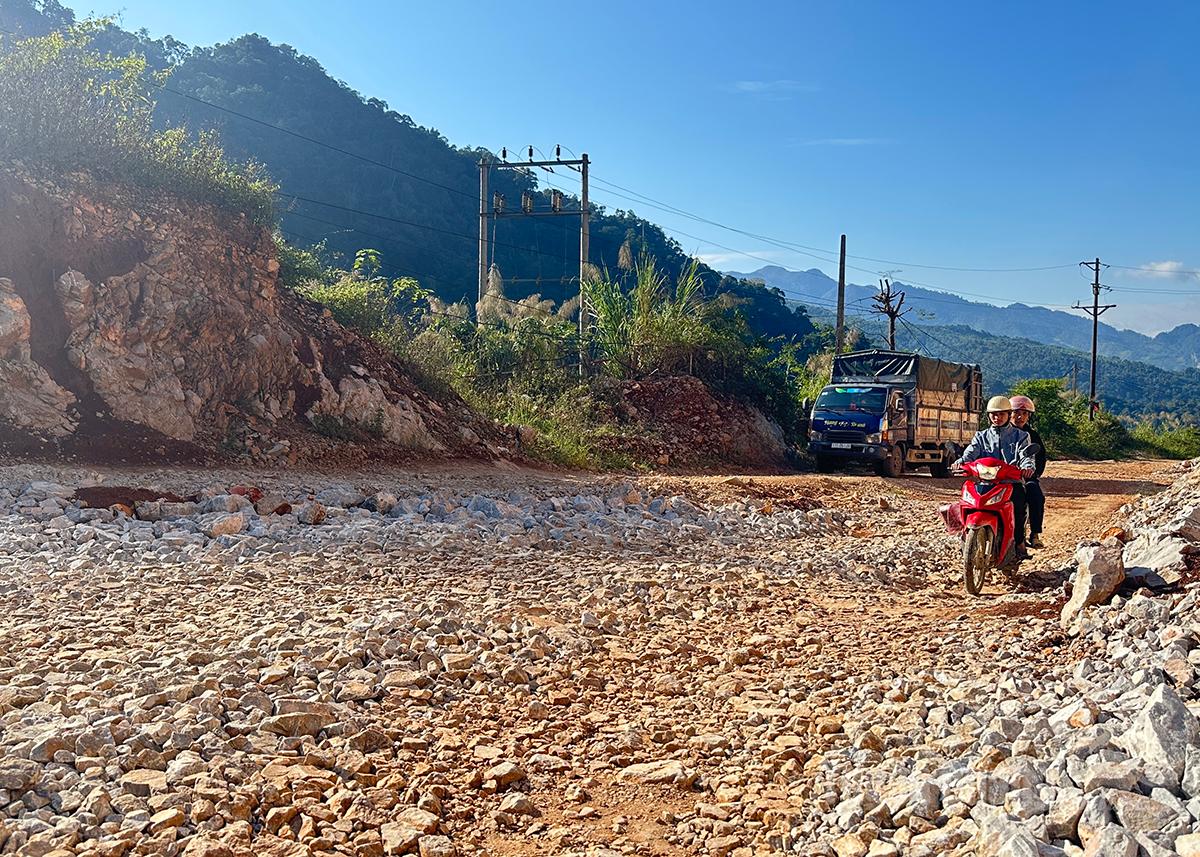 Hơn 3 km tuyến ĐT.176B xã Minh Sơn tạm dừng thi công gần 1 năm khiến việc đi lại gặp nhiều khó khăn