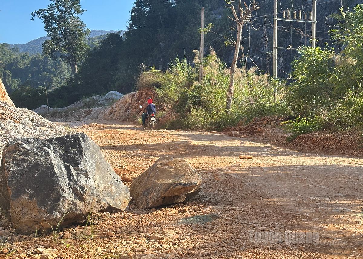 Sok nagy kő és kavics hevert szétszórva az úton.