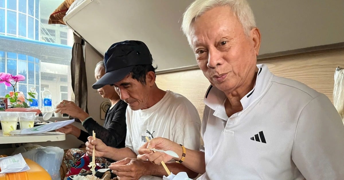 Cuộc sống ngày thứ 4 trên tàu Bắc - Nam của hành khách mắc kẹt do mưa lũ