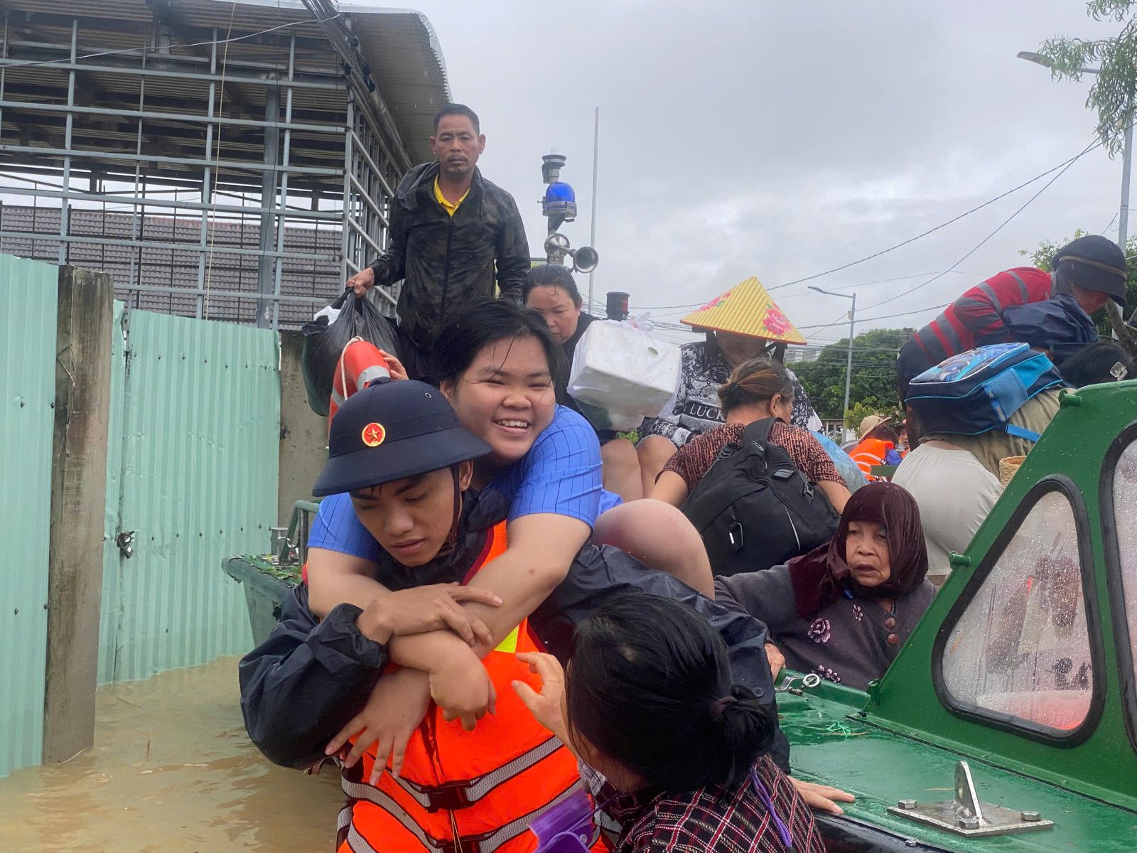 Tình người trong tâm lũ