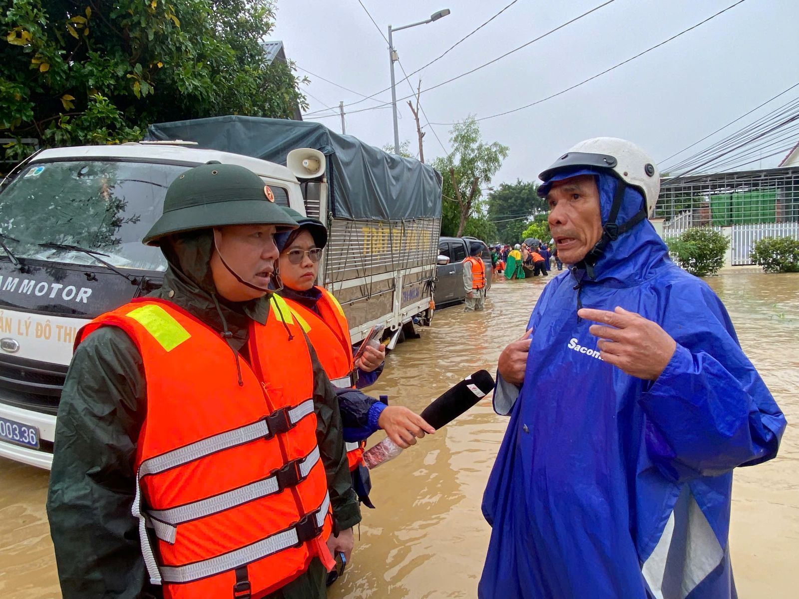 Komrad Ho Xuan Truong - Timbalan Setiausaha Tetap Jawatankuasa Parti Wilayah menggalakkan Encik Le Minh Man.
