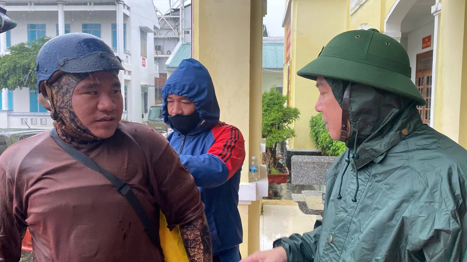 Komrad Ho Xuan Truong - Timbalan Setiausaha Tetap Jawatankuasa Parti Wilayah menggalakkan anggota katak untuk mengambil bahagian dalam penyelamatan.