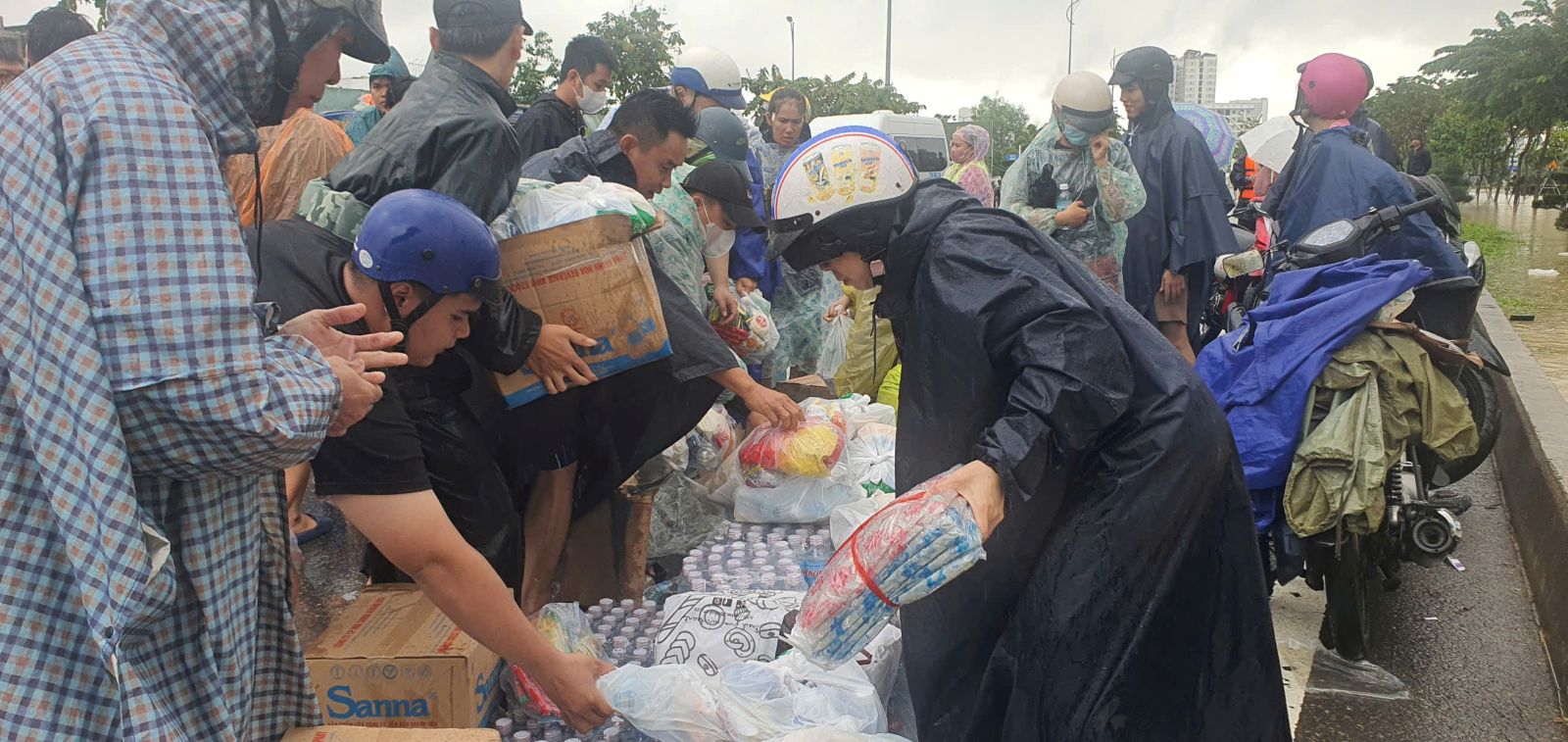 Orang ramai mengambil bahagian dalam menyediakan sokongan makanan kepada orang ramai di kawasan yang dilanda banjir.