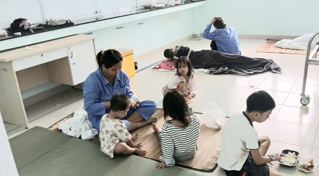 Sẵn sàng thu dung, cấp cứu, hỗ trợ kịp thời y tế cho người dân vùng ngập lụt- Ảnh 1.