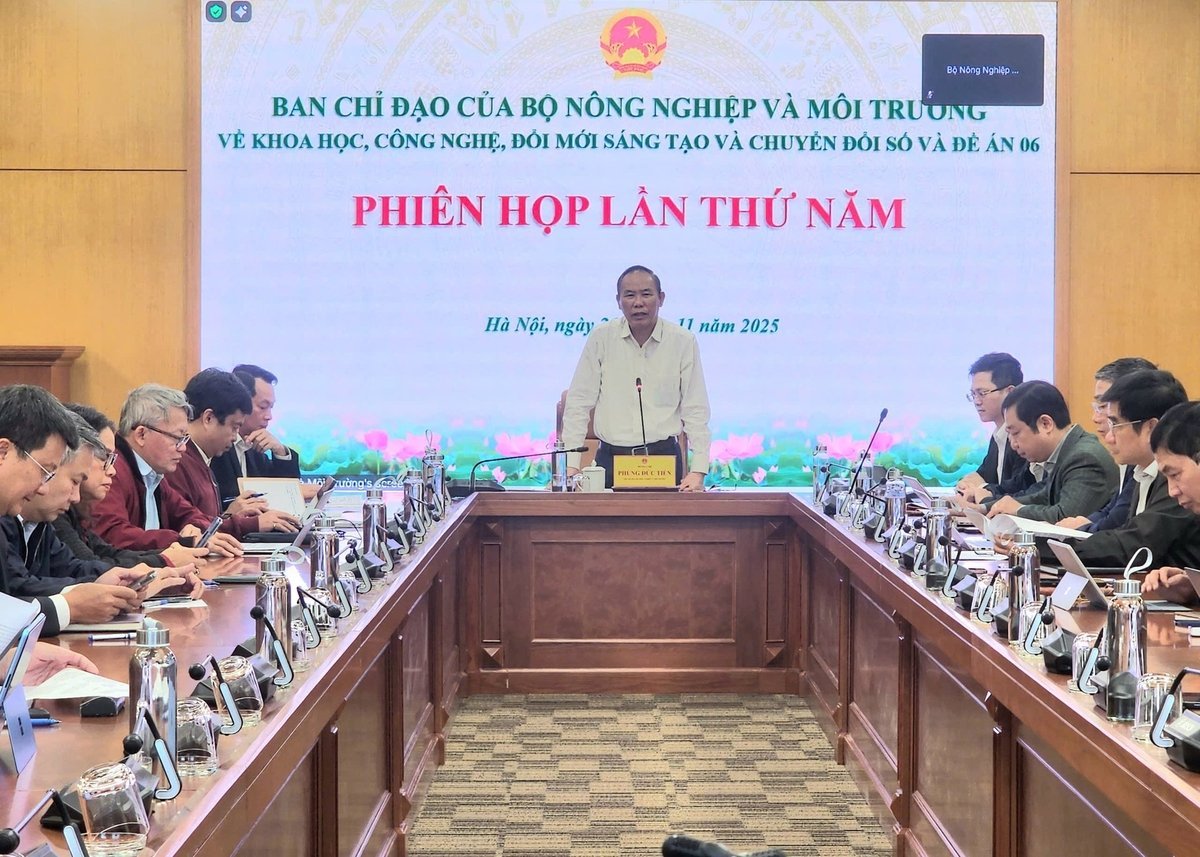 Заместитель министра сельского хозяйства и окружающей среды Фунг Дык Тиен выступил с речью на 5-м совещании по вопросам науки, технологий, инноваций, цифровой трансформации и реализации Проекта 06. Фото: Хоанг Хиен. Thứ trưởng Bộ NN-MT Phùng Đức Tiến phát biểu chỉ đạo tại Phiên họp lần thứ năm về khoa học, công nghệ, đổi mới sáng tạo, chuyển đổi số và triển khai Đề án 06. Ảnh: Hoàng Hiền.