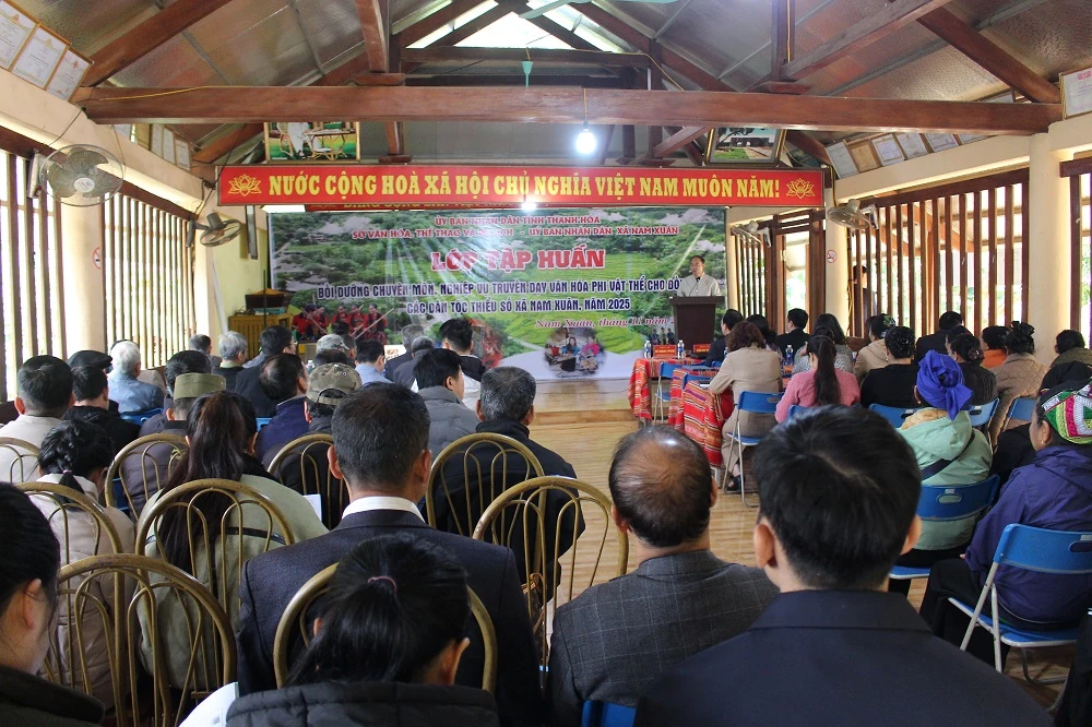 Formación sobre la enseñanza del patrimonio cultural inmaterial en la comuna de Nam Xuan