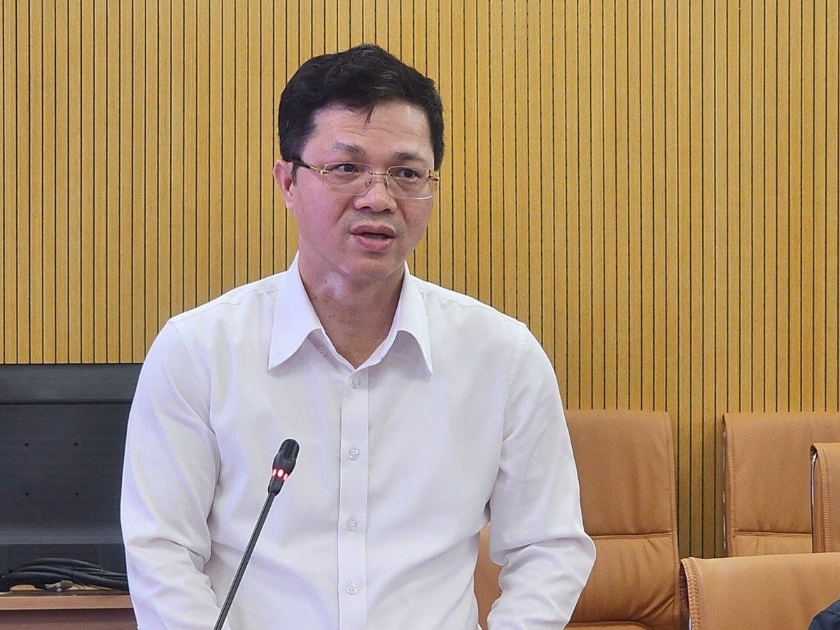 Г-н Нгуен Ван Лонг, директор Департамента науки и технологий, оценил, что подход к предложению задач по-прежнему повторяет старую модель и не в полной мере соответствует духу инноваций Резолюции 57. Фото: Хоанг Хиен. Ông Nguyễn Văn Long, Vụ trưởng Vụ Khoa học và Công nghệ đánh giá, tư duy đề xuất nhiệm vụ vẫn còn lặp lại mô hình cũ, chưa bám sát tinh thần đổi mới sáng tạo của Nghị quyết 57. Ảnh: Hoàng Hiền.