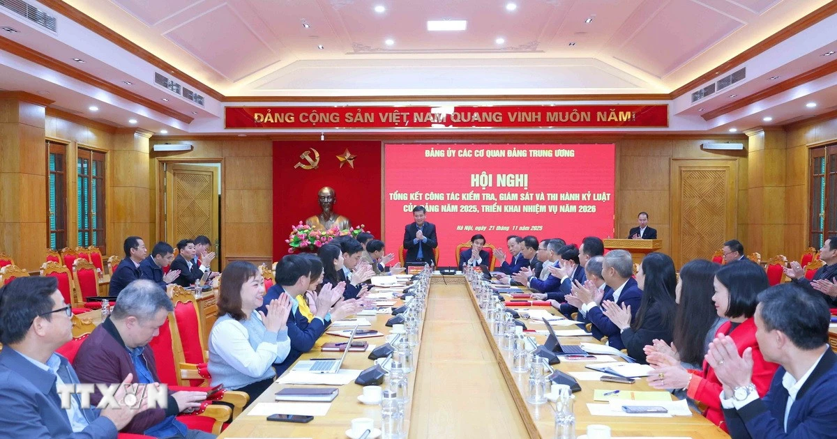 Tăng cường kiểm tra, giám sát từ chi bộ, nâng cao năng lực cảnh báo, phòng ngừa