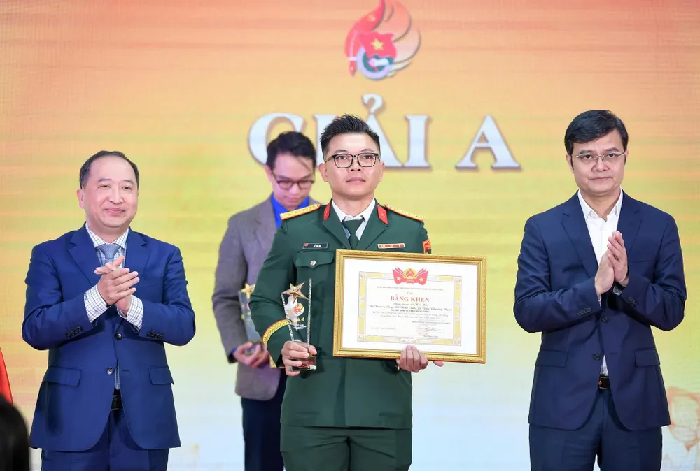 당의 사상기반을 수호하는 정치대회에서 청년들의 작품 37개가 상을 받았습니다.