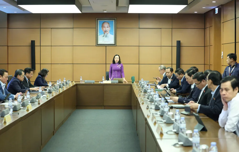 Delegasi Perhimpunan Kebangsaan Bandaraya Ho Chi Minh berbincang dalam kumpulan pada pagi 21 November. Foto: QUANG PHUC