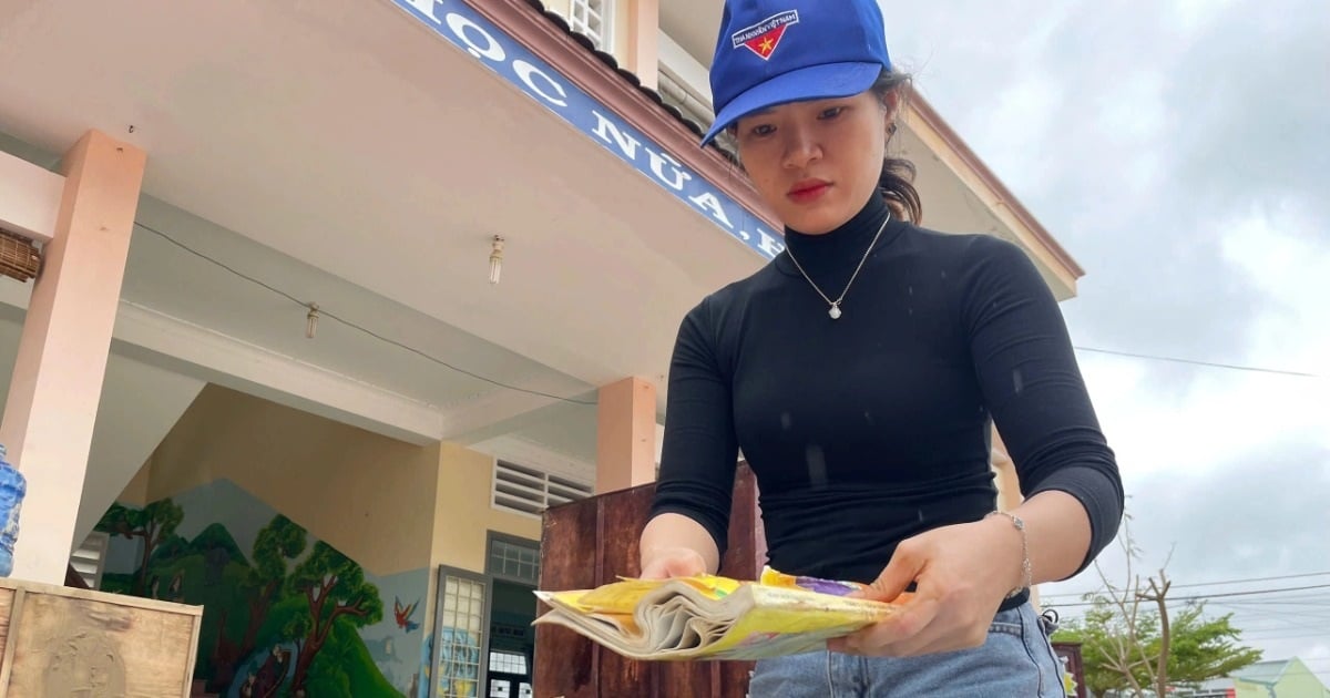 Trường học ngổn ngang sau bão, trong lớp có cả rắn