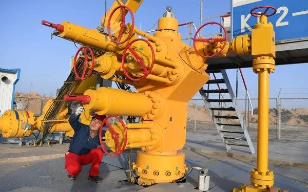 Công nhân kiểm tra cơ sở vận chuyển dầu tại lưu vực Tarim, Tân Cương, Trung Quốc. Ảnh: Xinhua