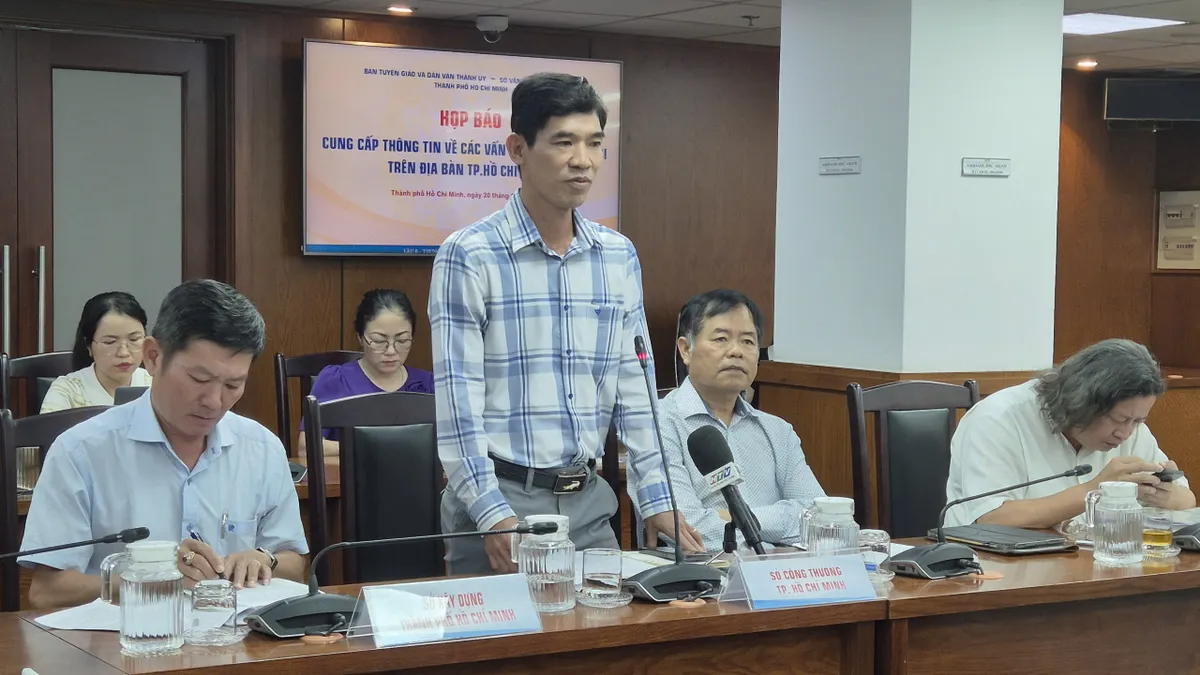 Mưa lũ khiến lượng rau củ về TP Hồ Chí Minh giảm nhẹ nhưng giá biến động mạnh- Ảnh 1.