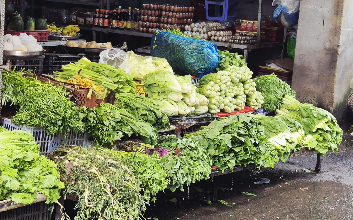 Mưa lũ khiến lượng rau củ về TP Hồ Chí Minh giảm nhẹ nhưng giá biến động mạnh- Ảnh 2.
