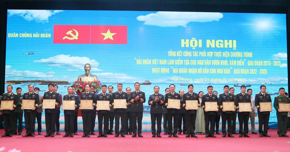 Lực lượng Hải quân cứu hơn 2.200 lượt người trên biển