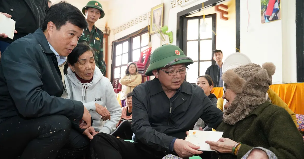 Phó Thủ tướng Hồ Quốc Dũng thăm hỏi người dân vùng lũ Lâm Đồng