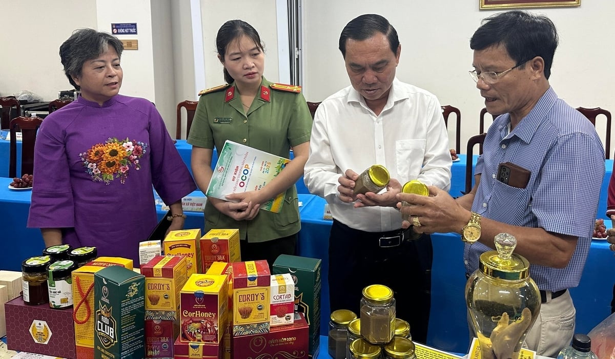 Doanh nghiệp giới thiệu sản phẩm OCOP với lãnh đạo Sở Nông nghiệp và Môi trường TP.HCM tại buổi họp báo. Ảnh: Tường Tú.