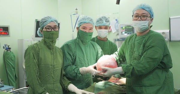 Phẫu thuật khối u nang buồng trứng nặng 6kg cho người phụ nữ 56 tuổi
