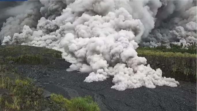 Kinh hãi khoảnh khắc núi lửa ở Indonesia phun trào