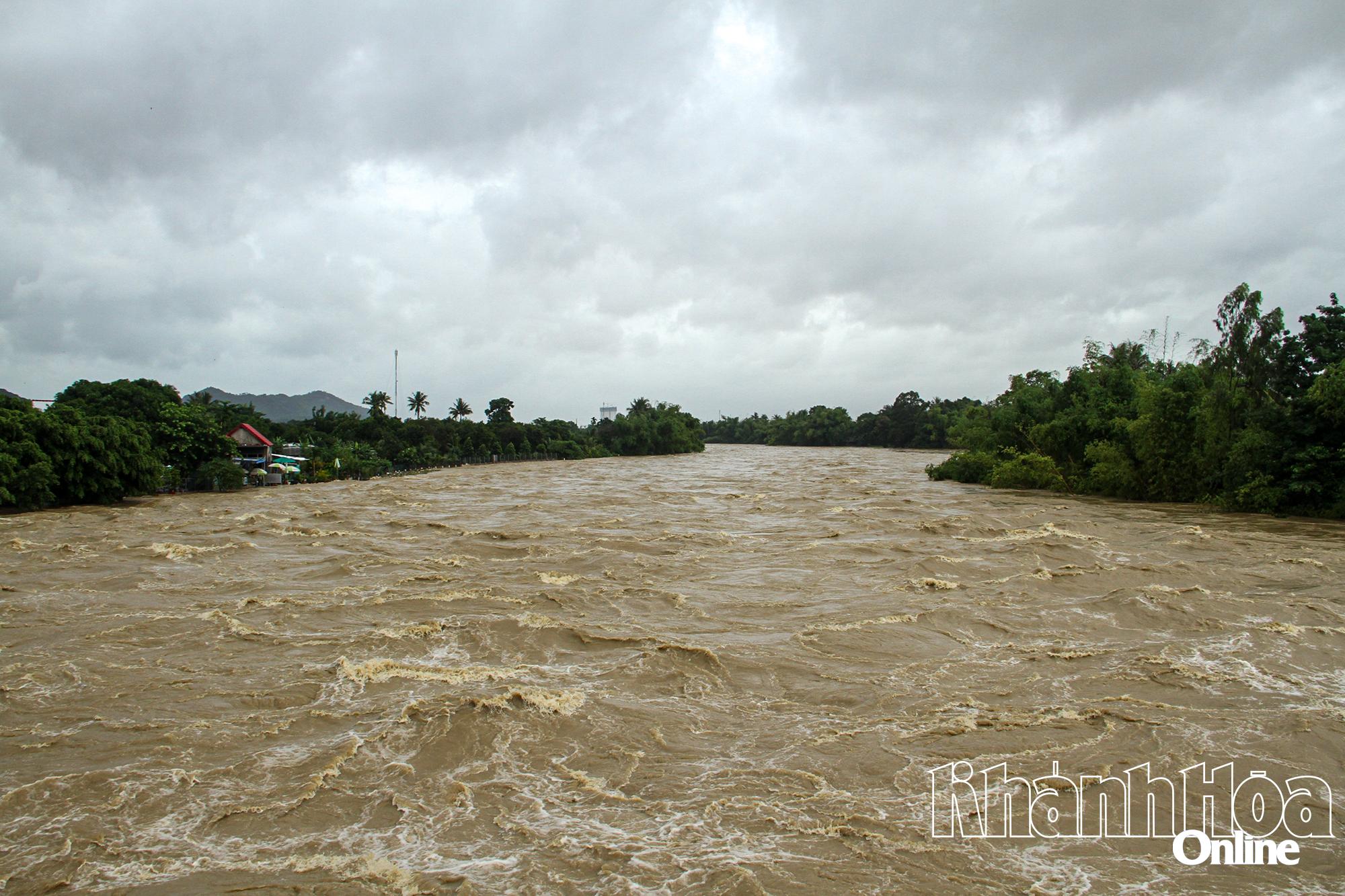 Dự báo thời tiết tiếp tục mưa, lũ giảm chậm