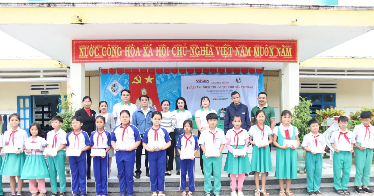 Báo Sài Gòn Giải Phóng trao quà hỗ trợ học sinh vùng “rốn lũ” tại Đà Nẵng