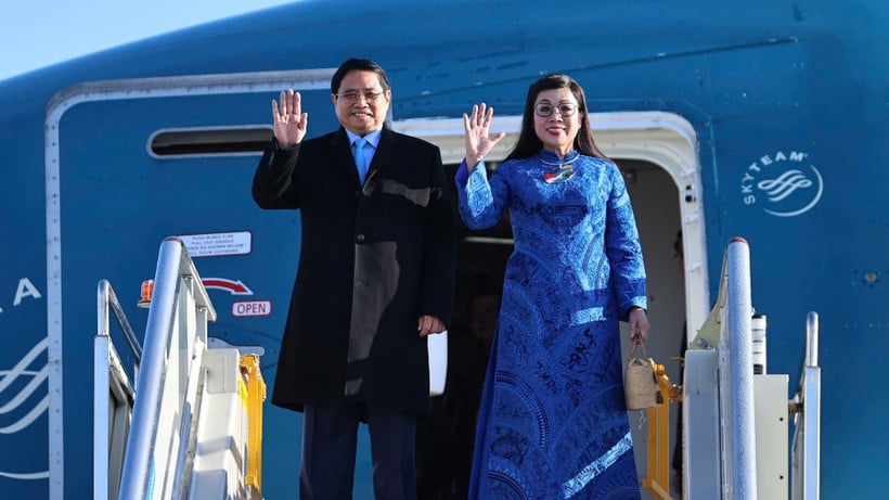 นายกรัฐมนตรีฝ่าม มินห์ จิญ และภริยา เดินทางถึงเมืองโจฮันเนสเบิร์ก เพื่อเข้าร่วมการประชุมสุดยอด G20 และกิจกรรมทวิภาคีในแอฟริกาใต้ (ภาพ: VGP/Nhat Bac)