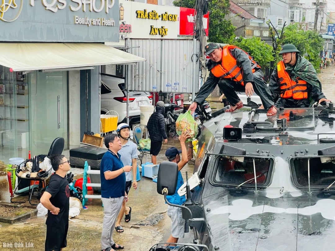 Xe thiết giáp vượt lũ, tiếp tế lương thực khẩn cấp cho bà con