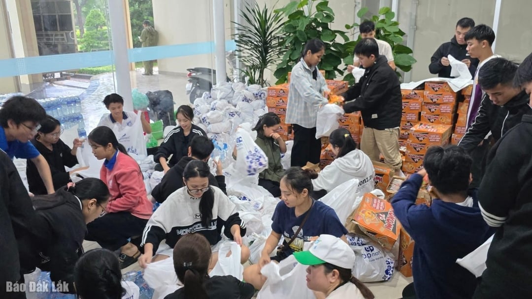 នៅមូលដ្ឋានគណៈកម្មាធិការបក្សខេត្ត Dak Lak ទី 2 (អតីតទីស្នាក់ការគណៈកម្មាធិការបក្សខេត្ត Phu Yen) សមាជិកសហជីព យុវជន និងកងកម្លាំងប្រដាប់អាវុធកំពុងចុះចែក និងដឹកជញ្ជូនសម្ភារៈចាំបាច់ដល់ប្រជាពលរដ្ឋនៅតំបន់រងគ្រោះយ៉ាងធ្ងន់ធ្ងរដោយទឹកជំនន់។