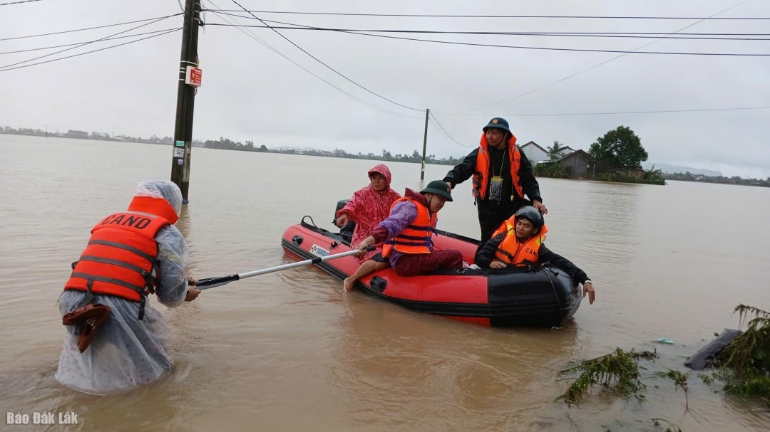 Власти пытаются спасти людей в Хоатхине. Фото: Чунг Хьеу